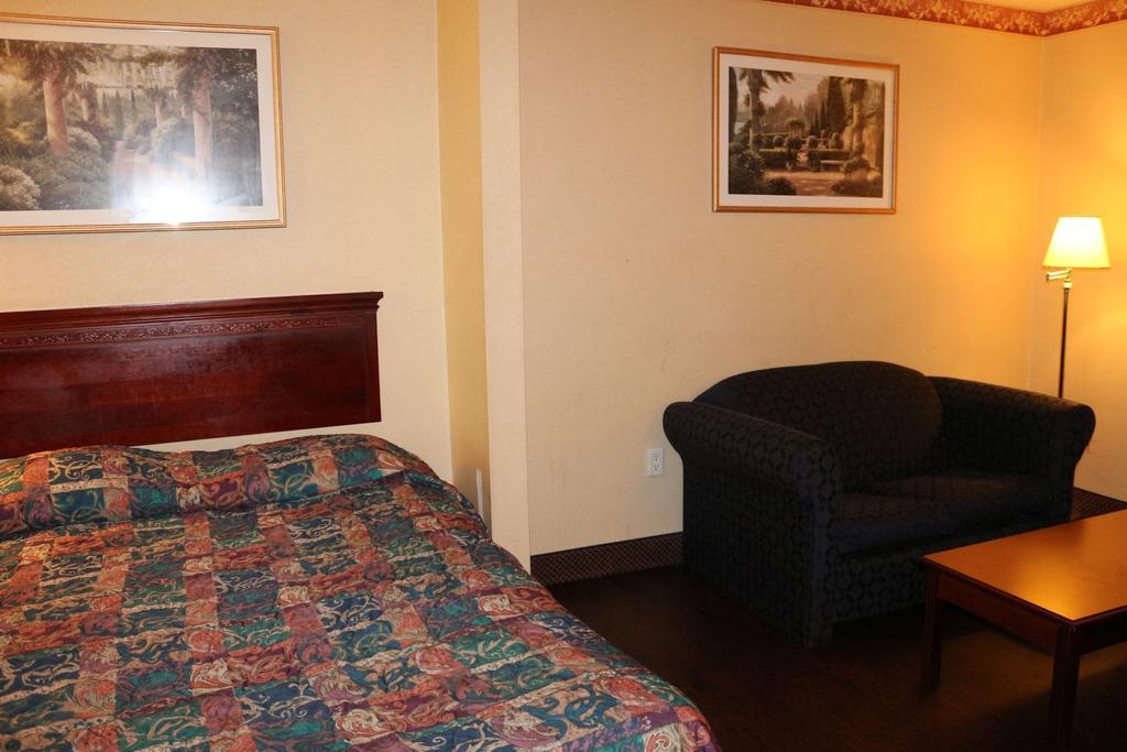 Magnolia Bay Hotel & Suites جونزبورو المظهر الخارجي الصورة