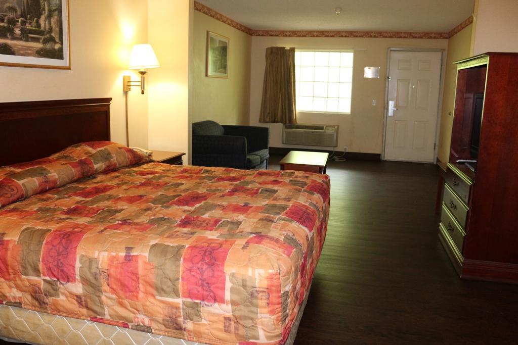 Magnolia Bay Hotel & Suites جونزبورو المظهر الخارجي الصورة